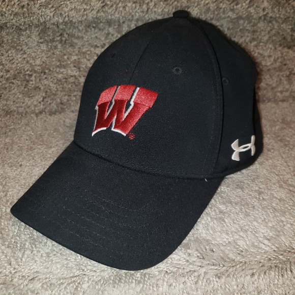 Under Armour Wisconsin Badgers hat - Picture 2 of 4